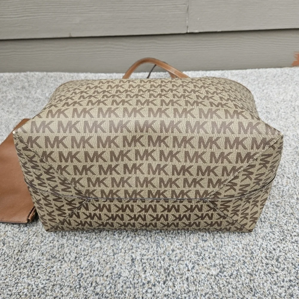 Michael Kors Signature Reversible Tote Handbag Purse & Wristlet Monogram / Brown